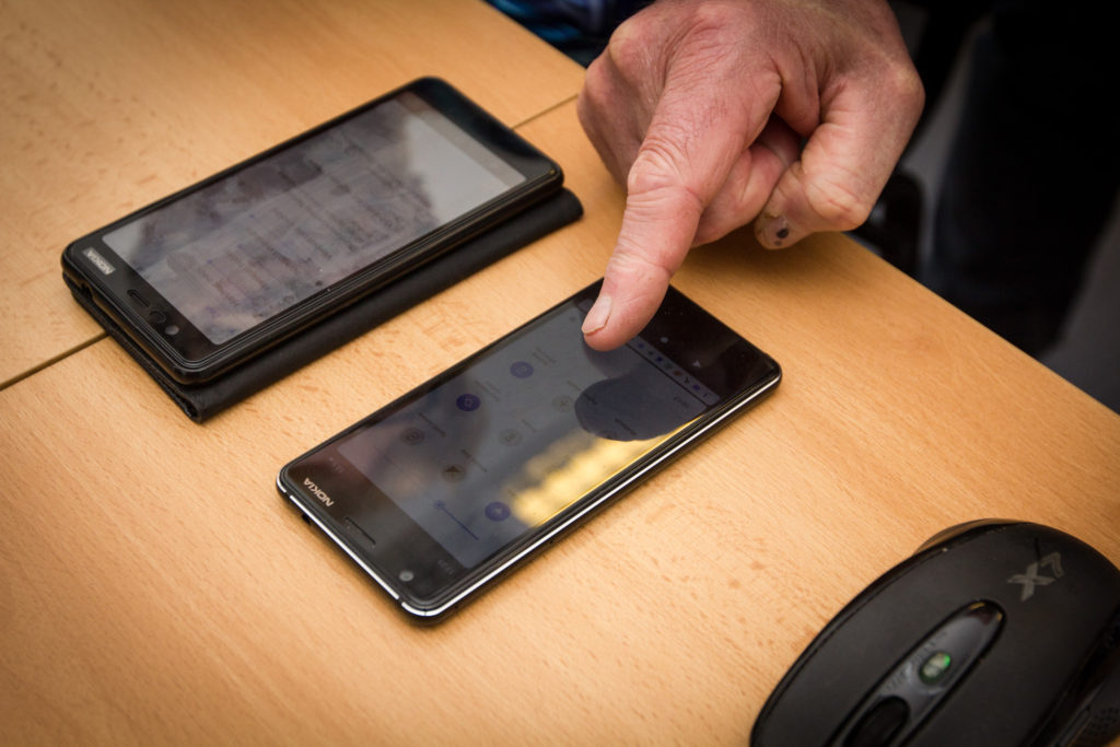 Chytrý telefon Nokia s operačním systémem Android ležící na stole při ukazování návodů na práci s nimi